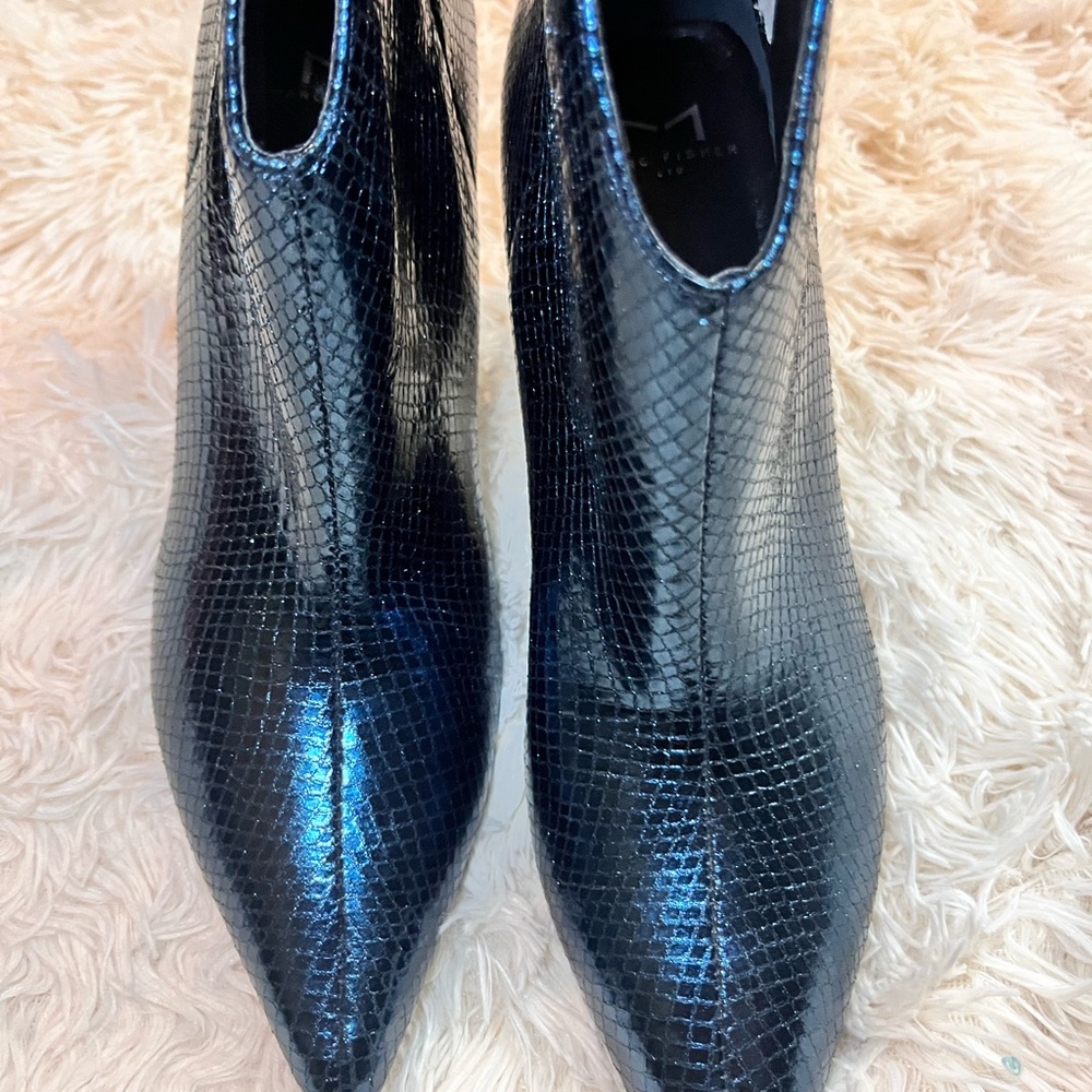 Sleek Black Ankle Boots with Textured Finish